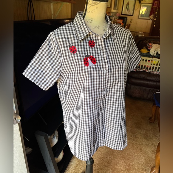 🐞Woman’s vintage checkered print with ladybug 🐞 patches button down blouse.🐞 - Picture 11 of 16